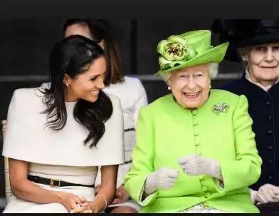 女王带小黑包旅行,女王随身包