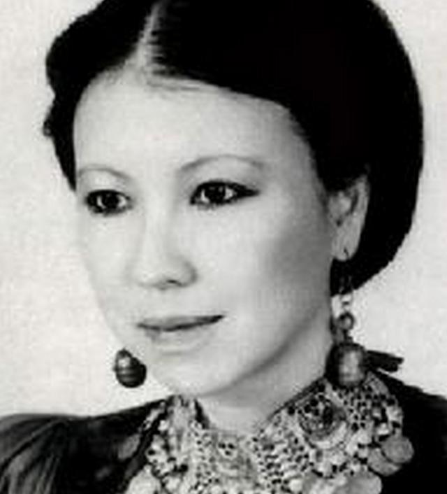 民国千金大小姐,14岁意外怀孕孩子生父反悔不娶,她直接带刀上门