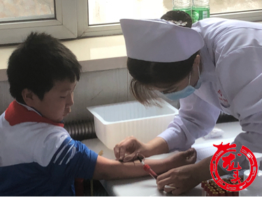 医护人员看望留守儿童,医护人员看望农村小孩