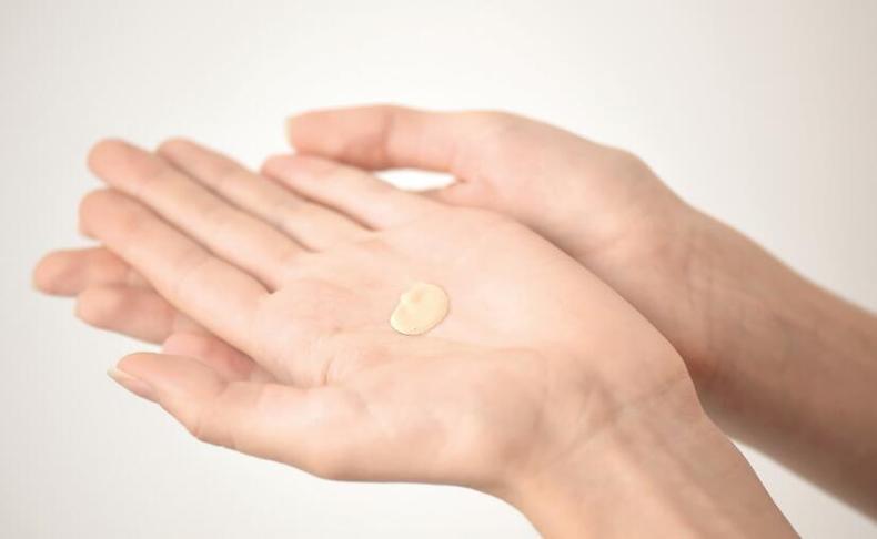 油皮粉底怎么才能脱妆不卡粉,油皮粉底怎么才不会斑驳