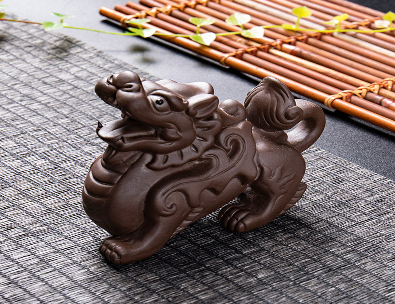 小小的茶宠：茶盘之上，茶汤润之，活灵活现，寓意吉祥，赏心悦目