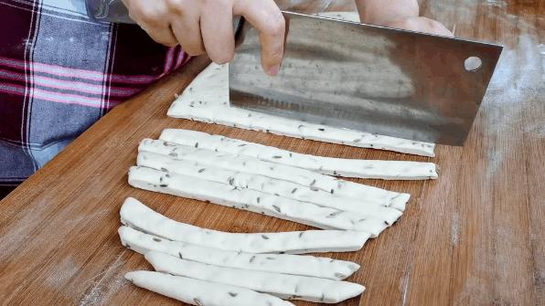 茴香小油条的做法火了，只需简单3步，新手也能一次成功