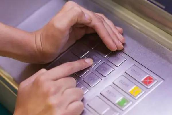 银行卡被吞千万别忙1招轻松搞定,银行卡被吞怎么办只需一个操作