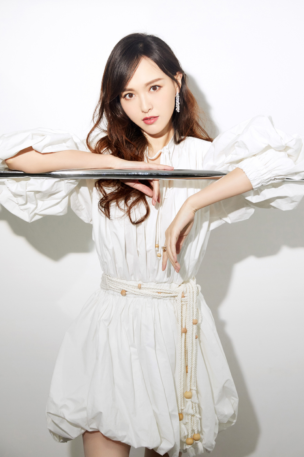 唐嫣穿黑色长裙半露香肩美翻天,唐嫣很仙的造型