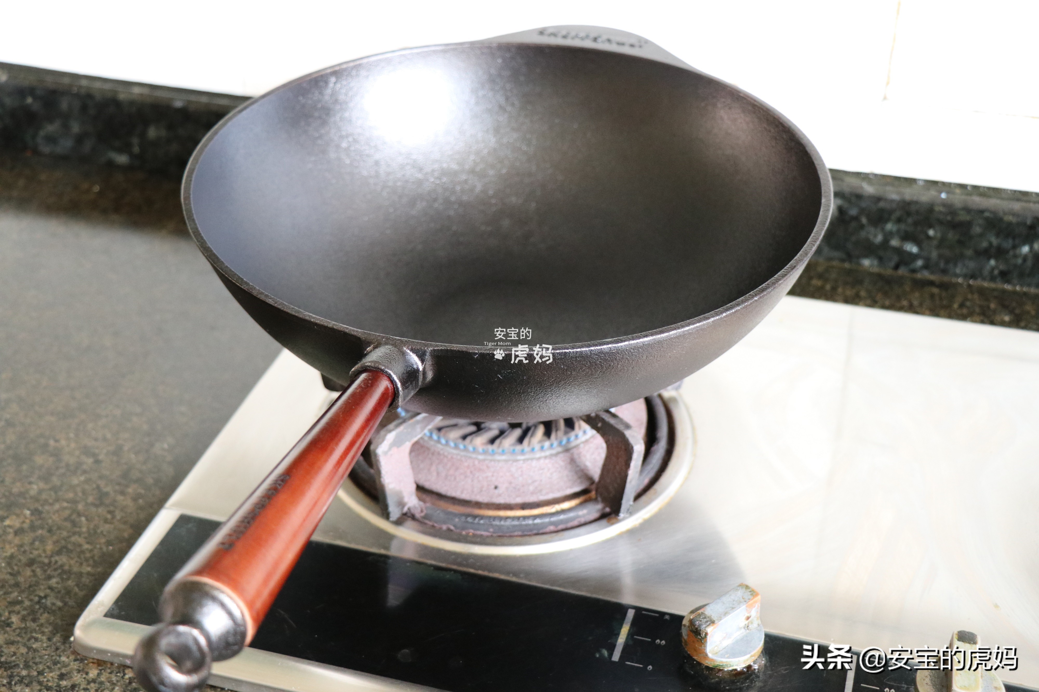 无涂层铁锅怎么养锅,铸铁铁锅怎么养锅才不粘锅