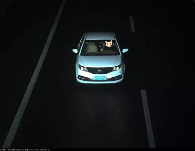 曝光！鲁B06B9V被罚款150元记2分！只因开车看手机