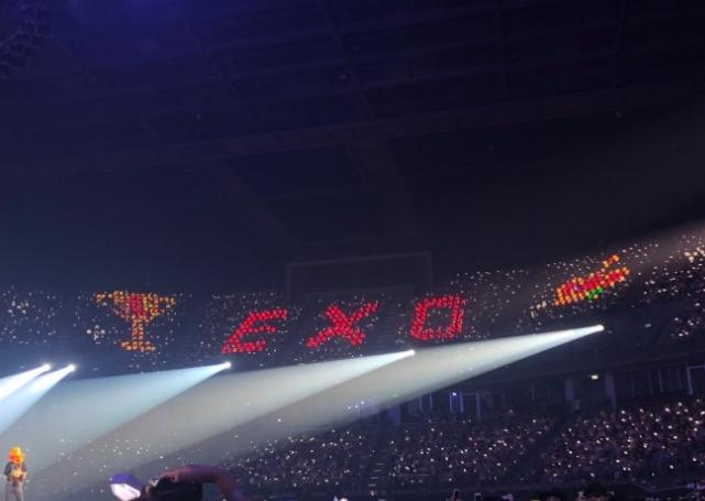 朴灿烈边伯贤低头苦涩一笑,朴灿烈边伯贤黑色证件照