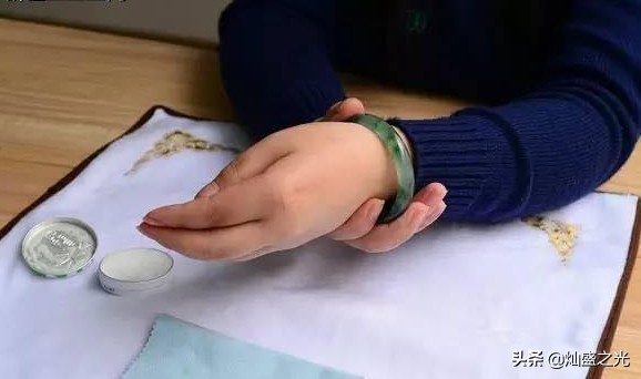 佩戴翡翠手镯的好处和坏处,翡翠手镯的各种佩戴方法