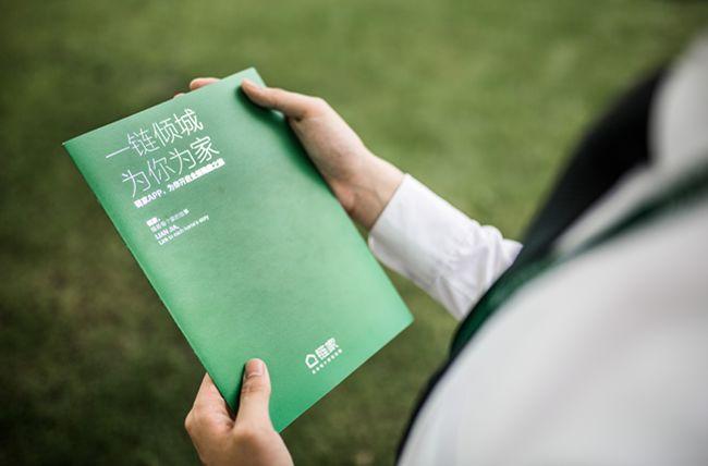 工作场合变身,链家经纪人职业装蝴蝶结