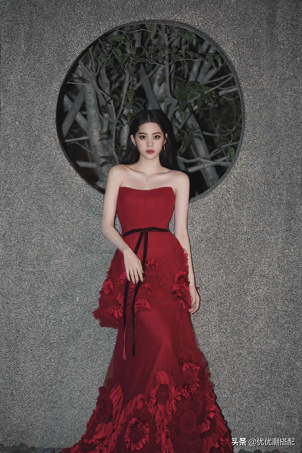 欧阳娜娜浅粉色,欧阳娜娜黑色深v字法式裙子