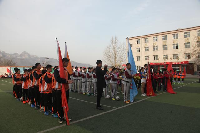 绿茵点亮梦想的图片,绿茵点亮梦想足球