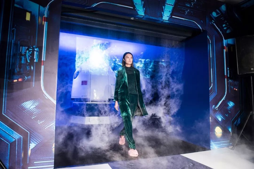 太空时尚秀,时尚与科技的碰撞视频