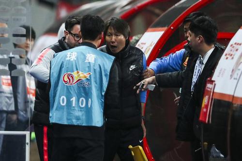 球童是如何被选进足球场的,球童是怎么做的