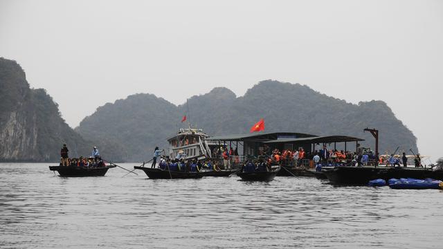 这里虽然风景如画人们生活的却很凄惨没日没夜的追着大船讨生活