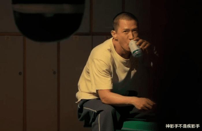 两个大男人在笼子里亲了起来！每次给我力量的原来是部拳击片？