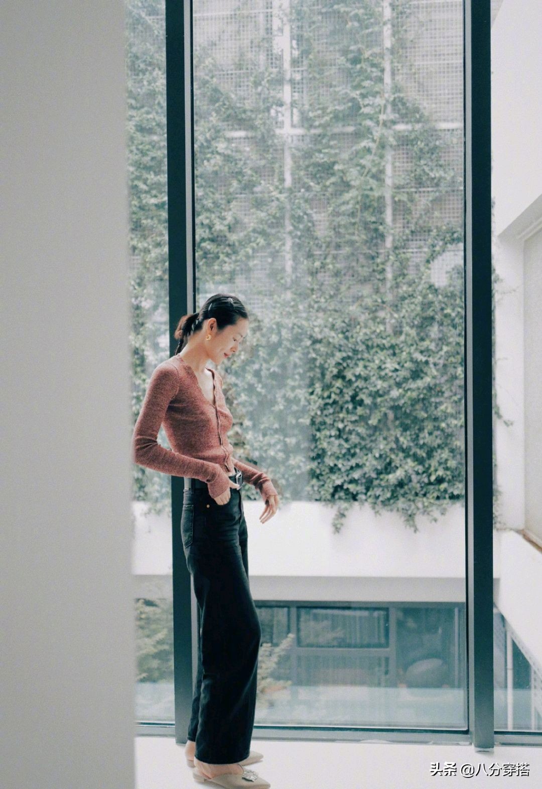 刘雯仗着超模身材就“乱穿”，超肥千鸟格大衣穿出高级感，太任性