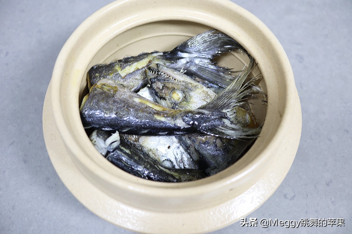 豆腐炖鱼块大锅饭正宗做法,春节炸鱼块炖豆腐