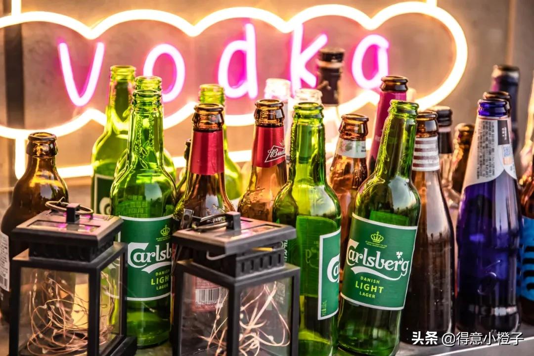 楼顶喝酒看日出,楼顶喝酒夜景视频实拍