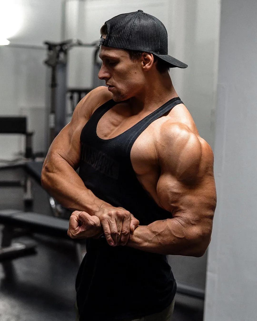 90后奶爸搞怪哄娃,肌肉奶爸带娃路人反应