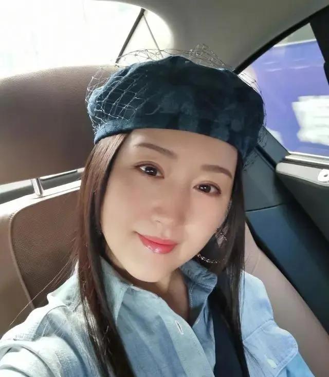 48岁杨钰莹私下穿搭,杨钰莹47岁穿衣搭配