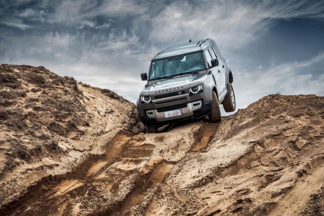 试驾路虎全新卫士,路虎卫士110p400x和暗黑特别版区别