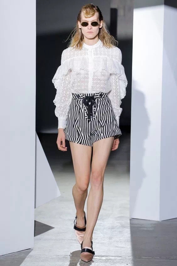 衣服不要穿名牌只要好看就行了,衣服不一定要买大牌