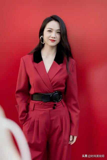 汤唯身材真丰满，穿深V衬衫配半身裙真空上阵，“夹腿坐”真养眼