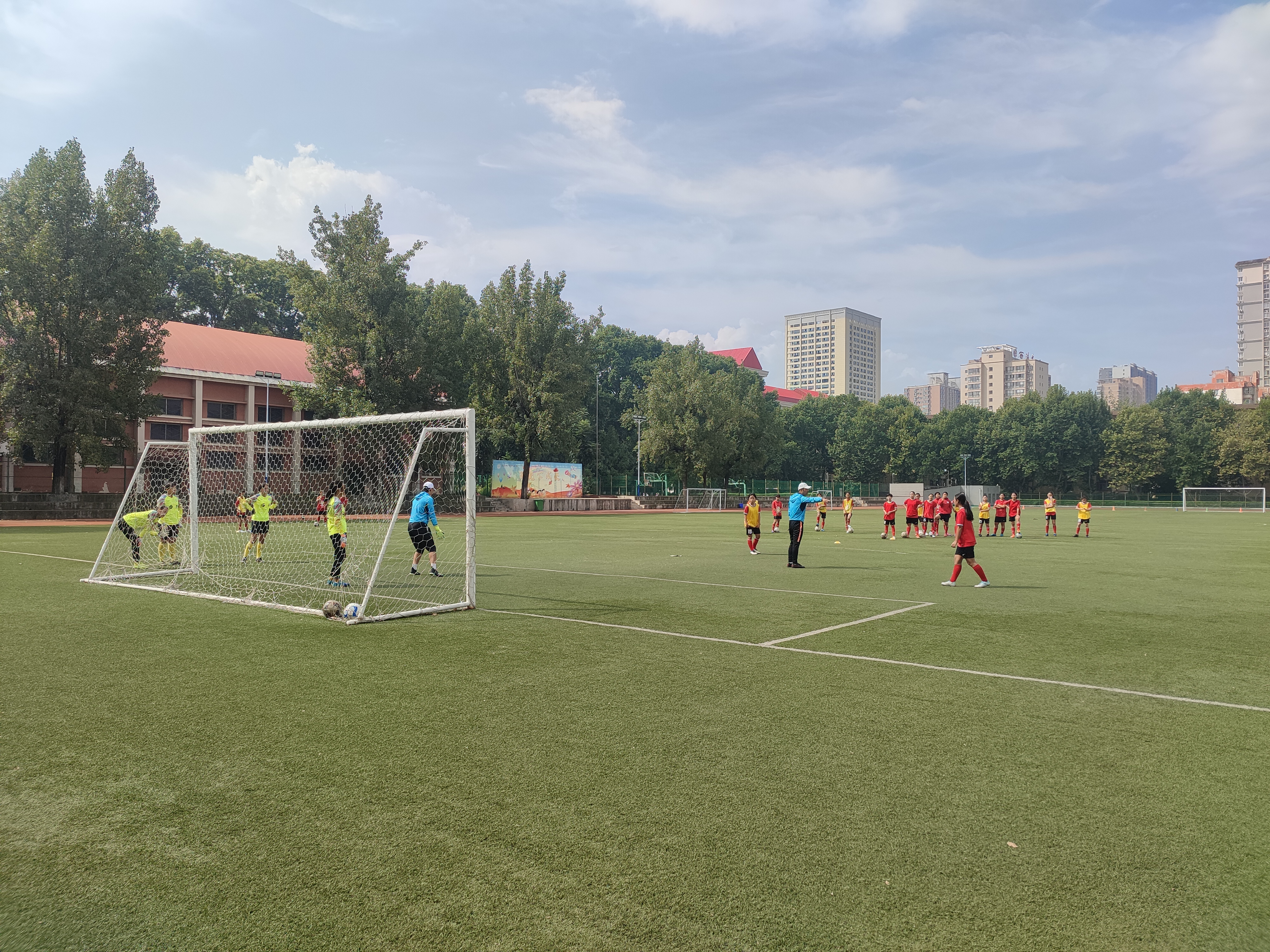 西安第二外国语学校建设,学校开展足球特色教育