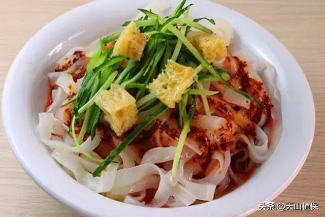 水晶凉皮和绿豆凉皮子的做法,家常凉皮的制作方法新疆