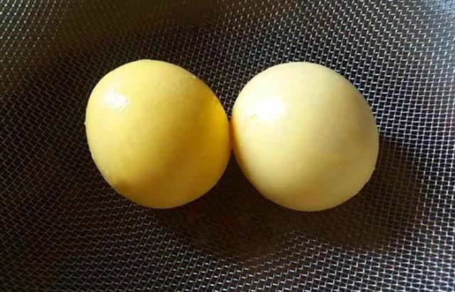 怎样分别人造鸡蛋和真正的鸡蛋,超市里卖的鸡蛋是人造鸡蛋吗