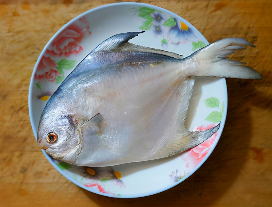 清蒸鱼怎么做好吃要先用盐腌吗,清蒸鱼的营养与烹制技巧