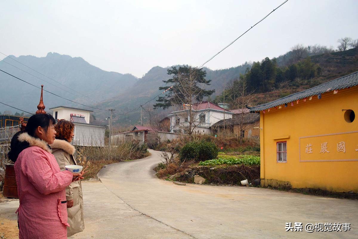 山村大妈看护寺庙2年,不要一分钱回报,看她为啥很开心
