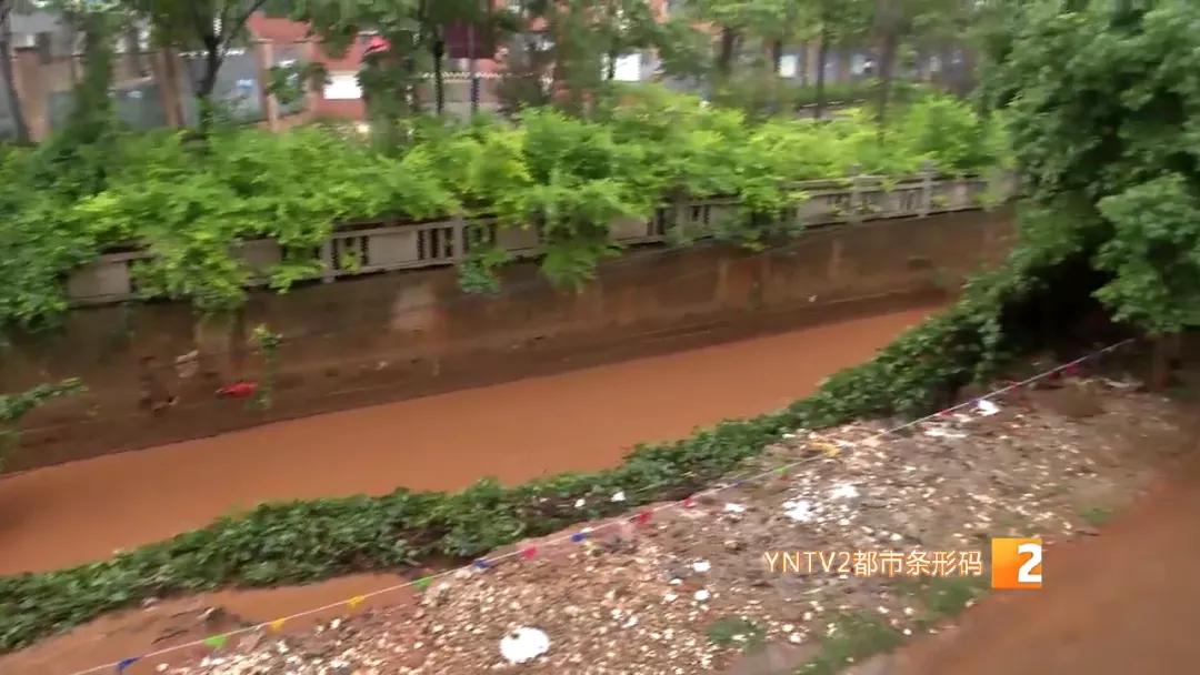 洪水涌入地下车库视频播放,洪水涌入地下停车场