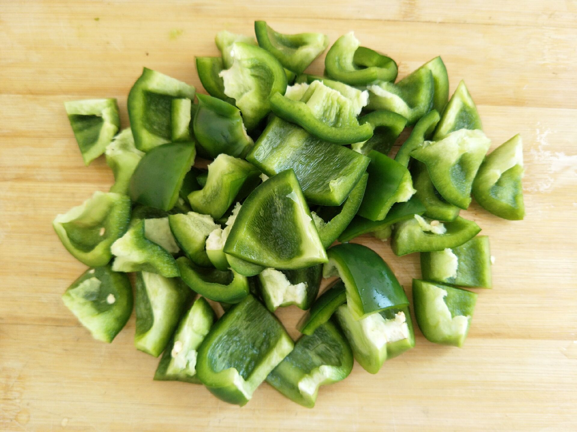 青椒炒鸡蛋,怎样才能又脆又绿,教你详细做法,香嫩好吃