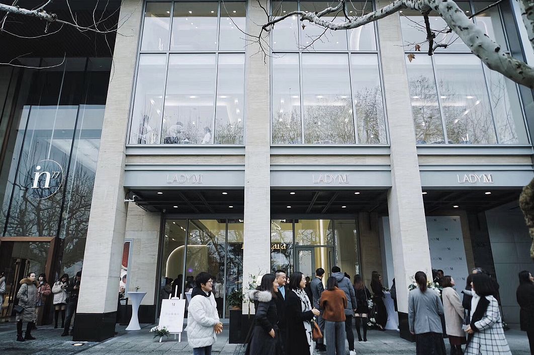 湖滨银泰in77每日客流量,杭州湖滨银泰in77销售额