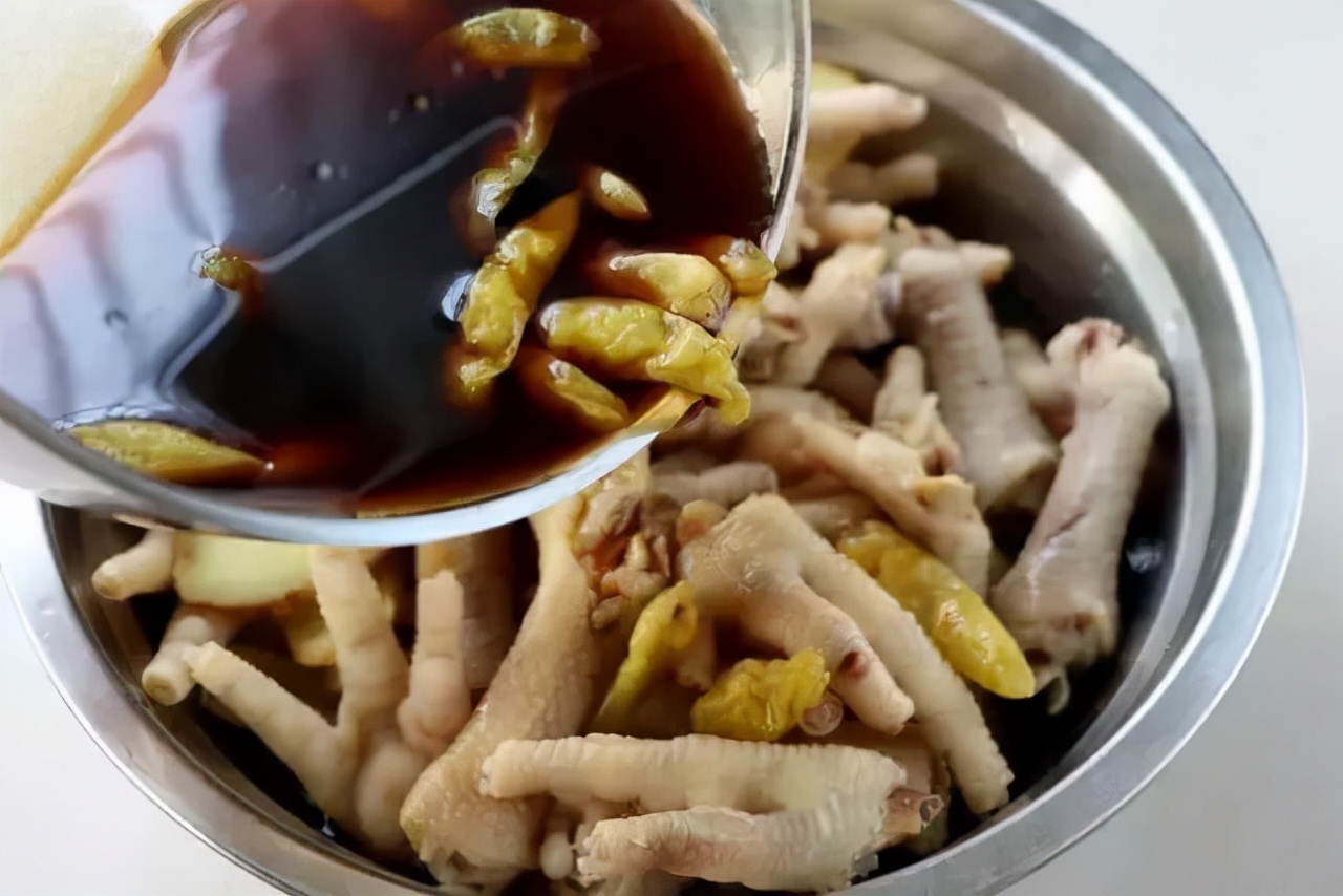 工作难找,摆摊卖柠檬泡椒凤爪能赚钱吗?