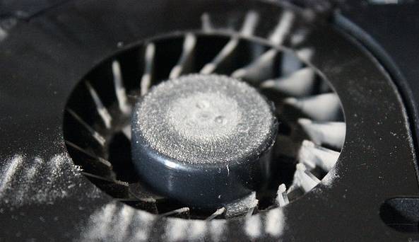 电脑开机风扇声音很大一会就好了,电脑风扇声音一会大一会小啥原因