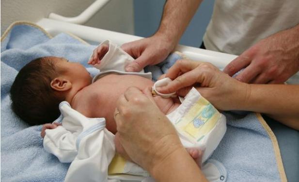 肚脐黑色硬块粘着肉可以清理吗,婴儿肚脐眼黑色的东西能清理掉吗