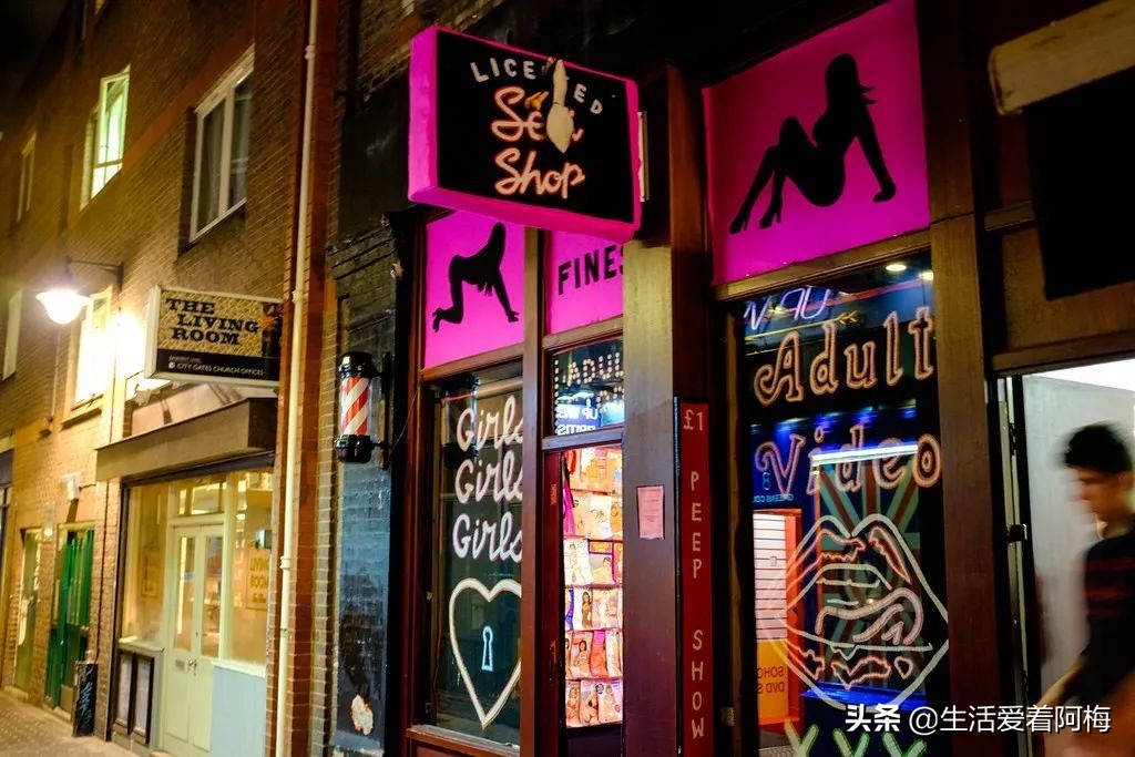 她开了间超市，卖的东西却全是假的，9000件商品，竟被一抢而空