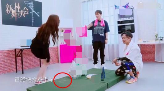 鞠婧祎身上抹粉这是真的假的,鞠婧祎被疑全身擦粉