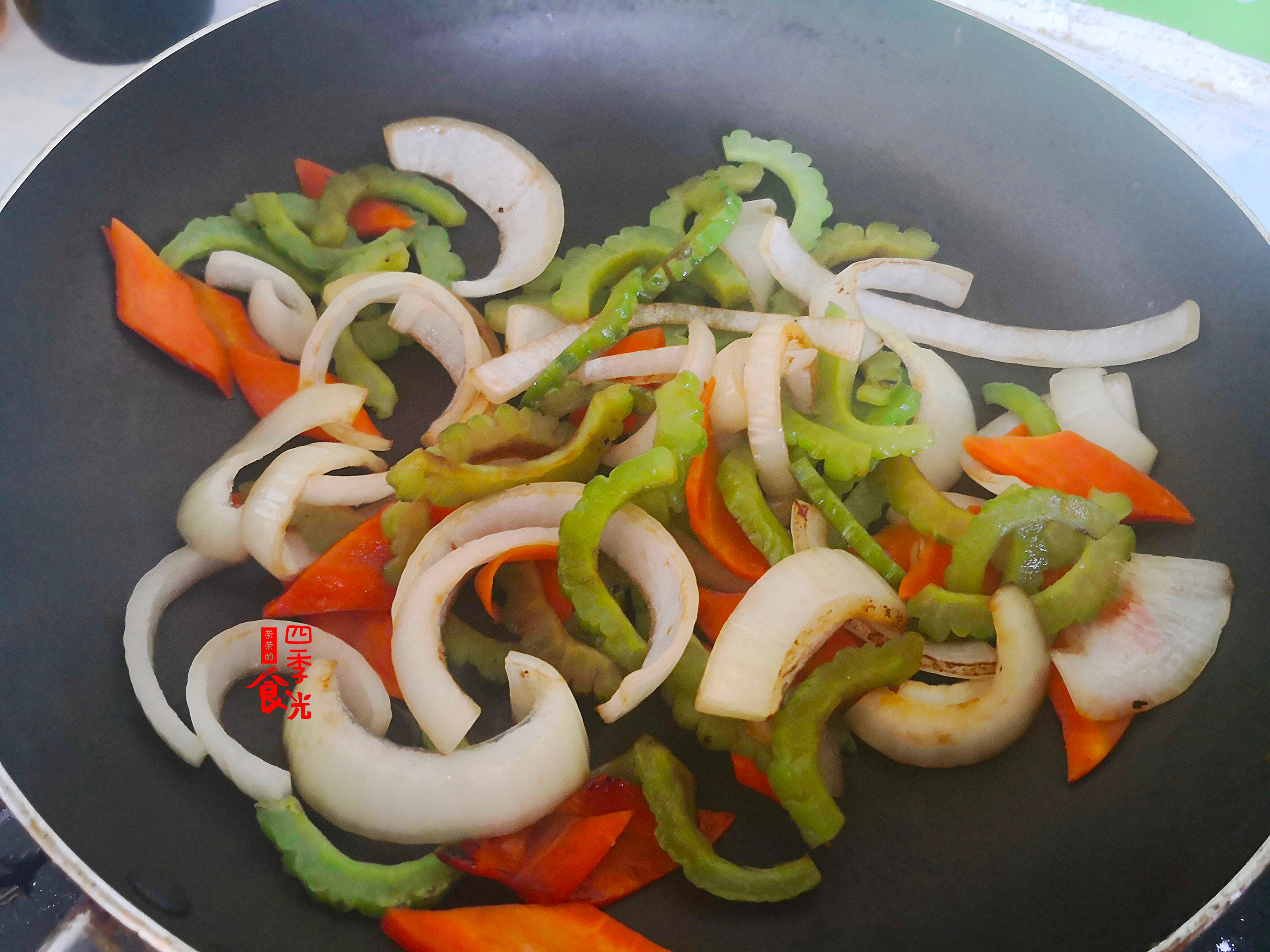 减肥期苦瓜的正确做法,8天狂甩大肚腩苦瓜和绿茶