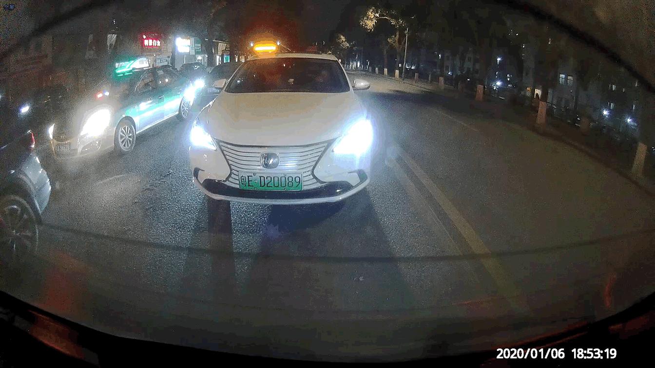 远离追尾纠纷，后视更专业，万鸥V5行车记录仪