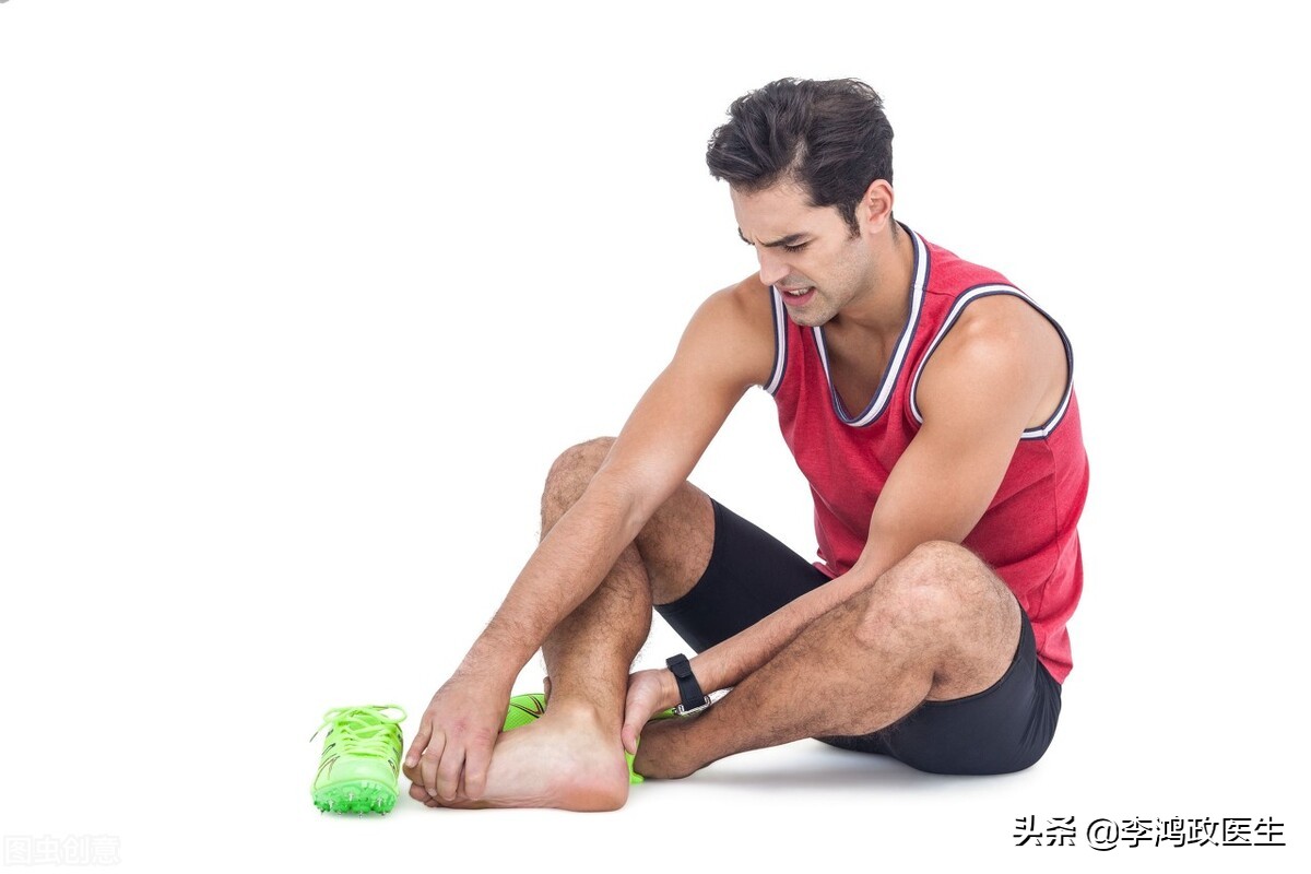 男子脚疼痛,男子脚扭伤疼痛难忍