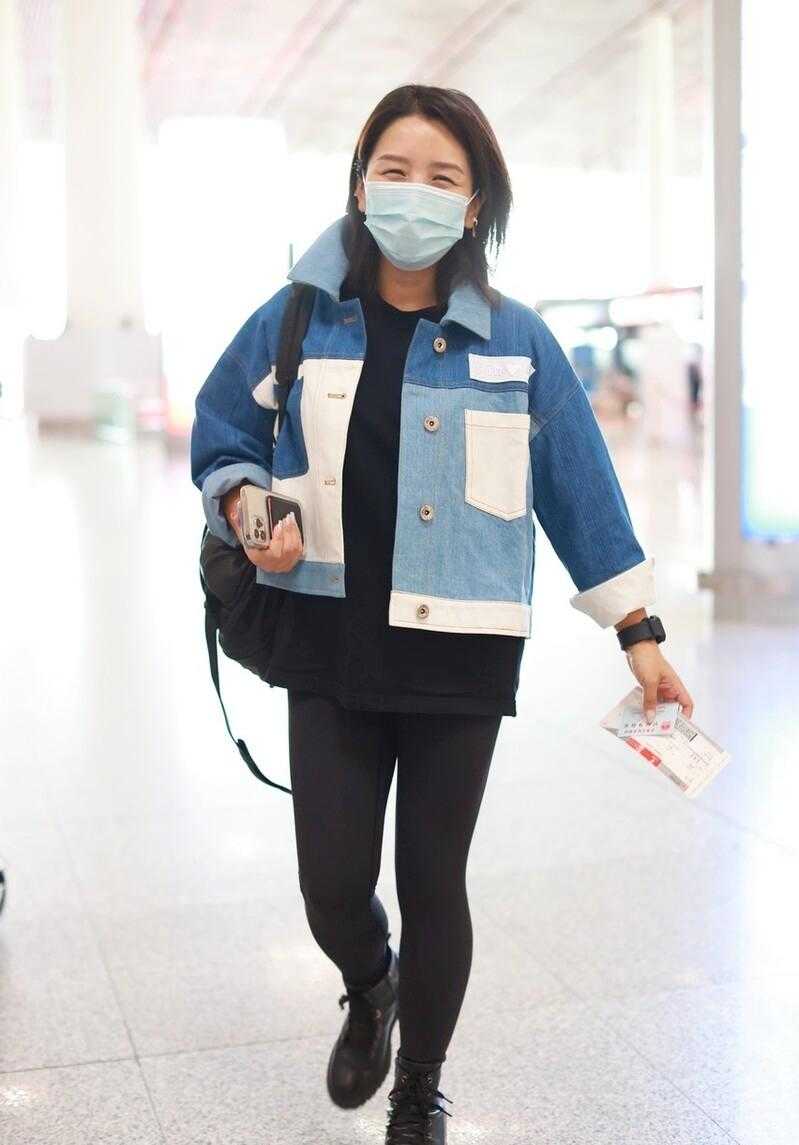 何洁运动裤机场穿衣搭配,何洁瘦身后太会穿了