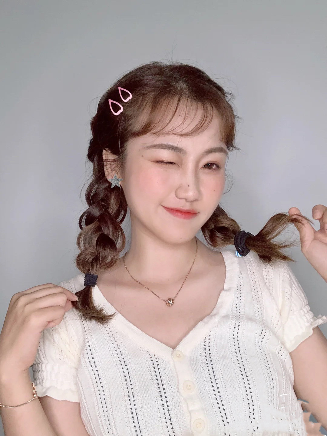 卷发且毛躁的头发怎么扎简单好看,5到60岁的中老年人卷发怎么扎好看