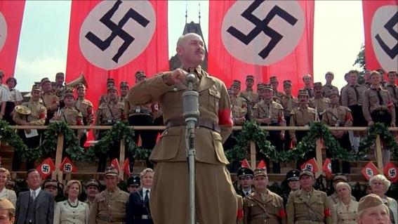 《铁皮鼓》3岁男孩撞破母亲婚外情，撕开成人界的“不伦”与虚伪