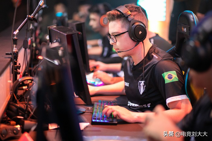 cf职业选手为什么老换队伍,cf从哪届开始不让比赛交流