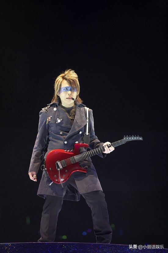 一个电风扇一把吉他就能开演唱会,电吉他一个人可演出