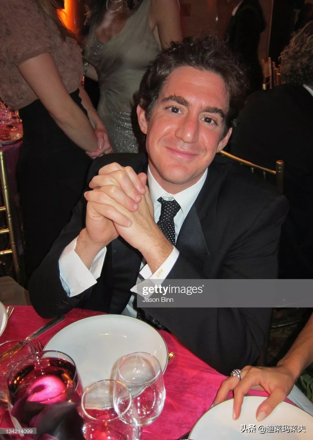 邓文迪怎么获得的百亿家产,49岁邓文迪与20岁男友