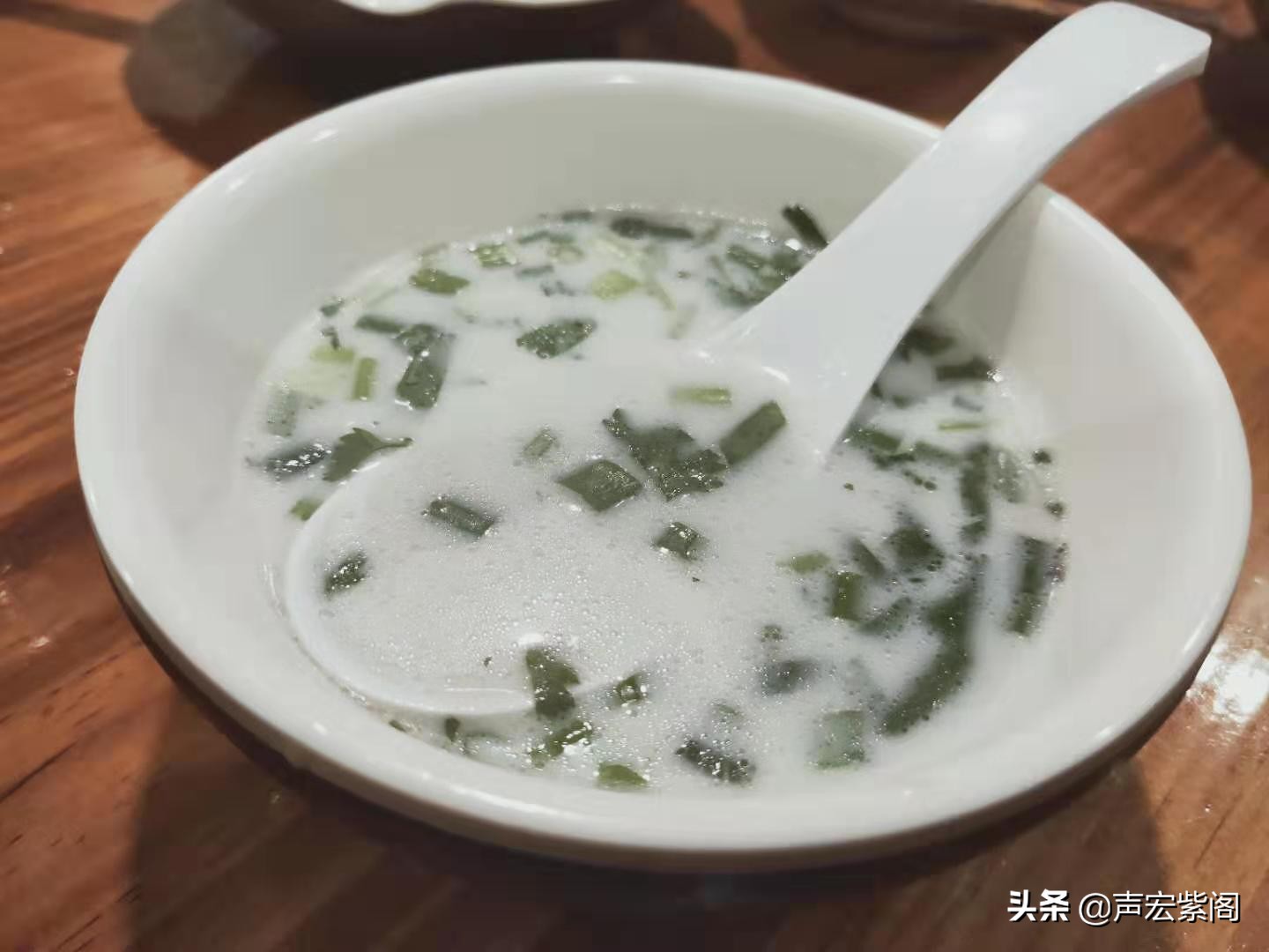 自主创业的他，曾经历10年听障人士语训，康复后领办渔捞天下开业